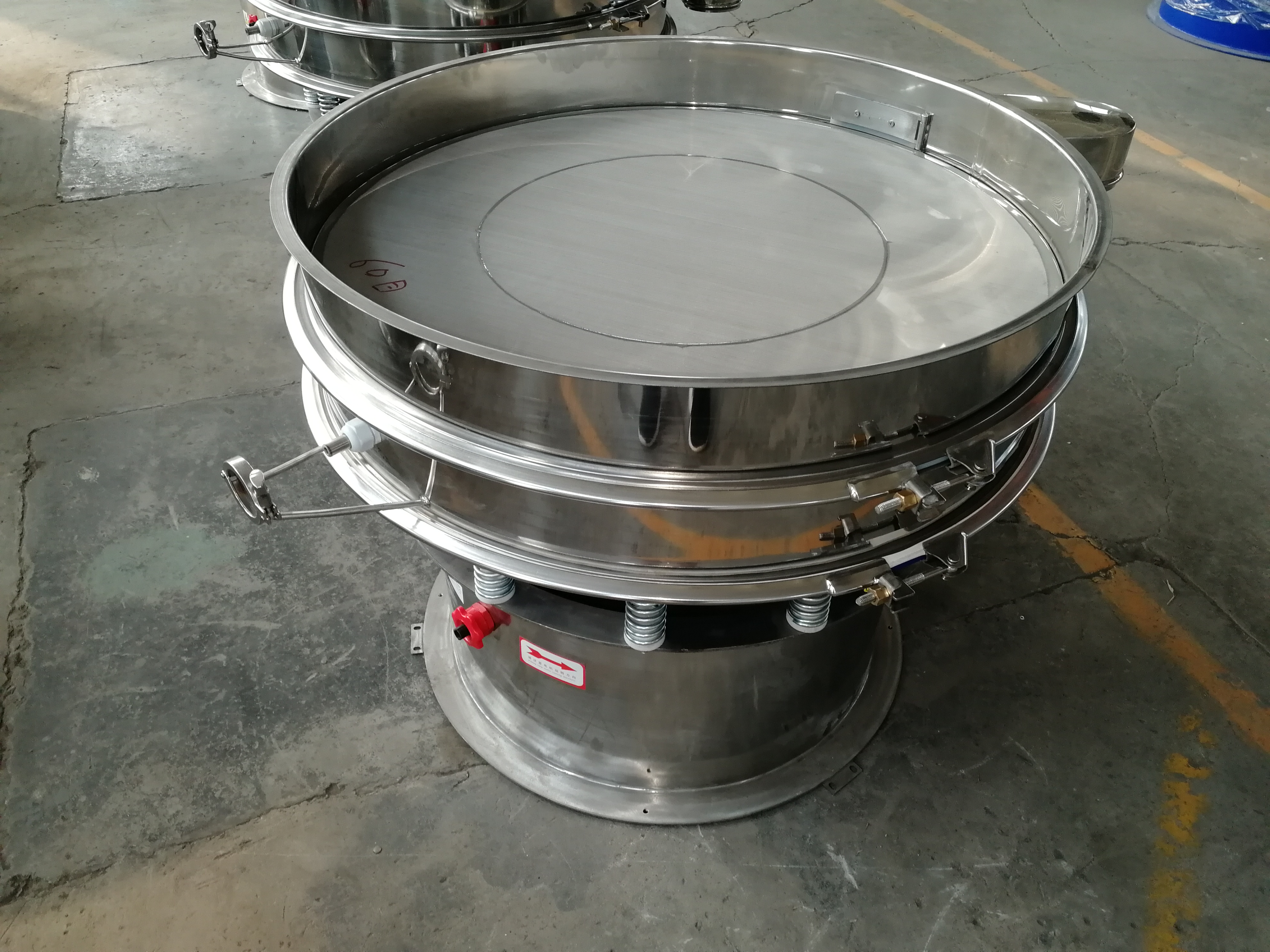 單層圓振動篩的工作原理有哪些特點？