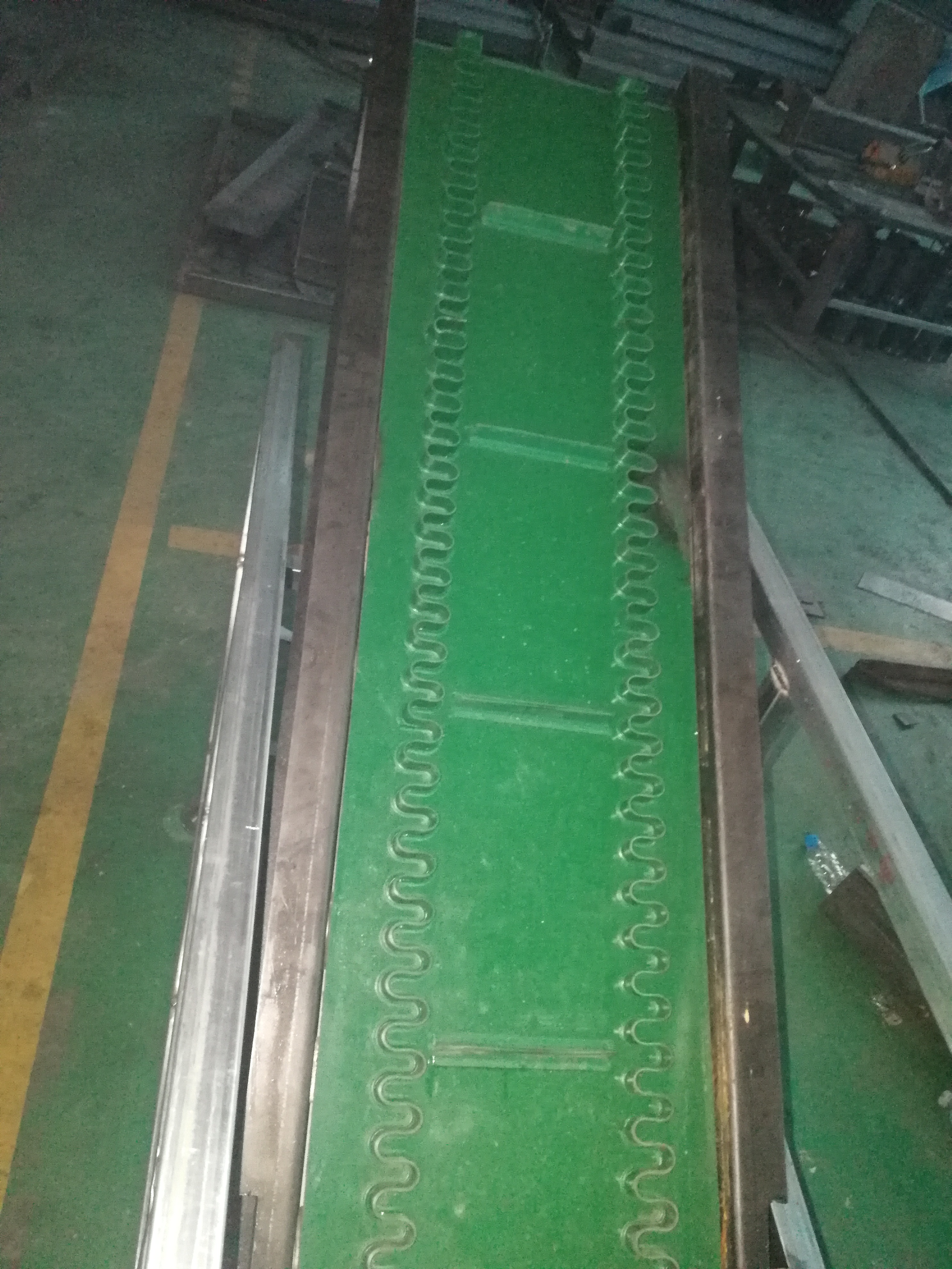 傾角皮帶輸送機分類有哪幾種？它們的工作原理